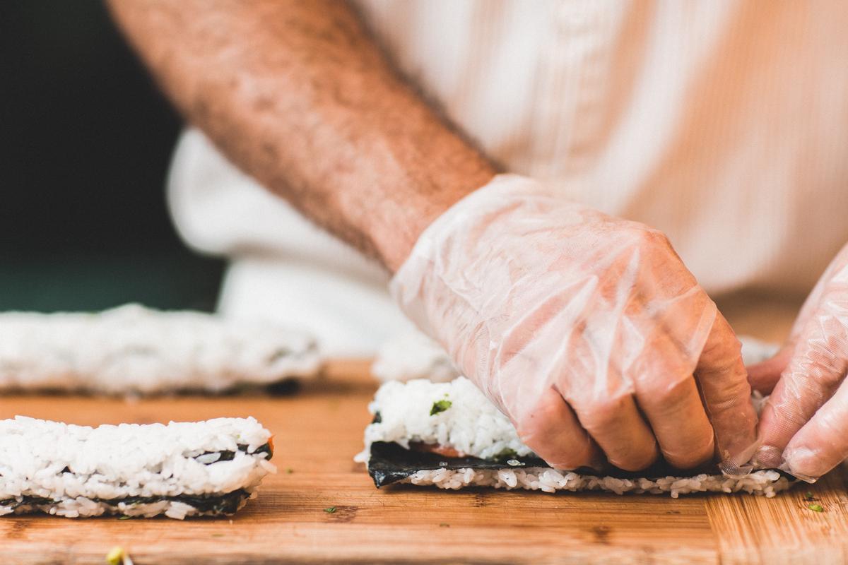 Ilustración del proceso de elaboración del sushi, que muestra el arte y la precisión involucrados en la creación de la cocina de sushi