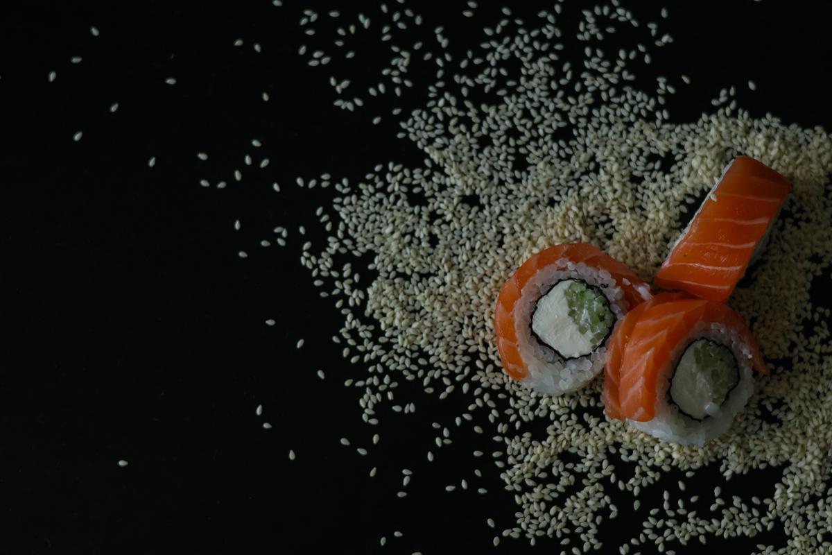 Sushi mit Sesam, ein köstliches Gericht mit knusprigem Sesam und einer visuell ansprechenden Präsentation