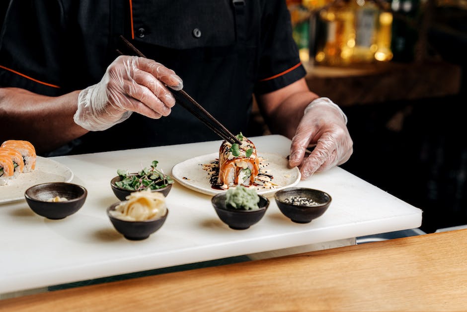 Imagen de alguien preparando sushi con ingredientes frescos